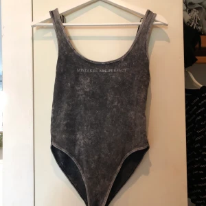 Body  - Super fin body från Zara men den är tyvärr för liten för mig. Aldrig använd å lappen sitter kvar! 