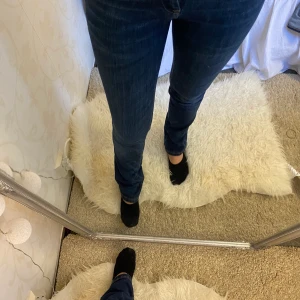 Jeans - Säljer dessa svagt utsvängda jeansen från fornarina i storlek 26, vilket motsvarar xs. Jag är 168 cm lång och byxorna passar mig helt perfekt. Men säljer dom pga jag har många liknande 