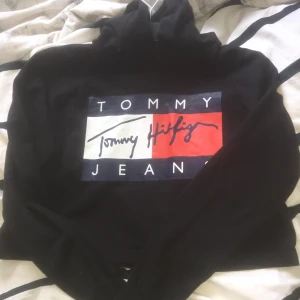 Tommy hilfliger Hoodie  - Hej!💗 säljer en Tommy hilfliger Hoodie st:xs skulle jag tro men passar en som har S oxå  den är typ croppad Lite skrapning vid trycket men inget man tänker på har ingen aning om den är äkta min mormor köpte den! Skulle kunna sänka priset men frakten kommer hamna på 59-79kr