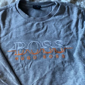 Hugo boss  - Säljer denna fina Hugo Boss tröja. Dene andvänd ett få antal gånger men är precis som ny, inga fläckar och inga hål. Kan mötas upp nästan vart som helst i Stockholm men helst T-centralen . Hör av dig om du har mer frågor eller är intresserad. 