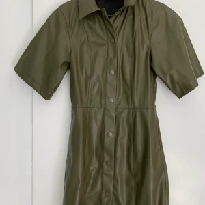 Skinnklänning  - Super snygg skinnklänning som sitter super snyggt på! 