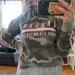 Militär hoodie - Säljer denna militär färgade hoodien. Köpt på Zalando från märket new look 915 generation. Strl 164-170, motsvarar XS