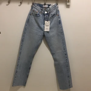 Zara jeans storlek 32 - Ny. Storlek 32. Ljusblå som model bär, svårt att får ta rätt färg i bilden. 