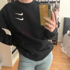 Nike swoosh  - Säljer min super fina Nike swoosh sweatshirt med ett super coolt tryck på ryggen, storlek S och är köpt för ca 650, slutsåld på hemsidan💕 (lånade bilder)