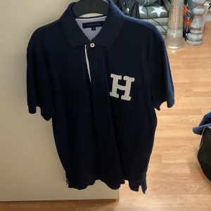 TOMMY HILFIGER PIKÉ - Snygg och enkel Piké