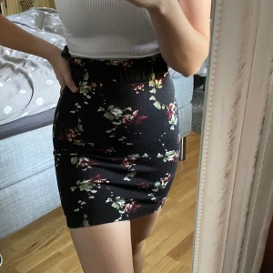 Söt kjol - Söt kol, använd en gång! Tror det är storlek xs men jag är vanligtvis S!