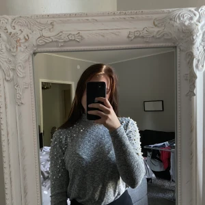 Stickad med pärlor på axlarna - Endast testad! Mjukt tyg, perfekt nu till hösten! 