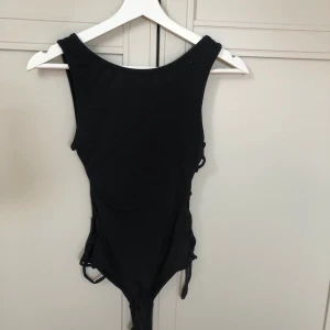 Body!! - Svart body från bikbok! Öppen vid sidan & djup i ryggen. Väldigt skönt material!!