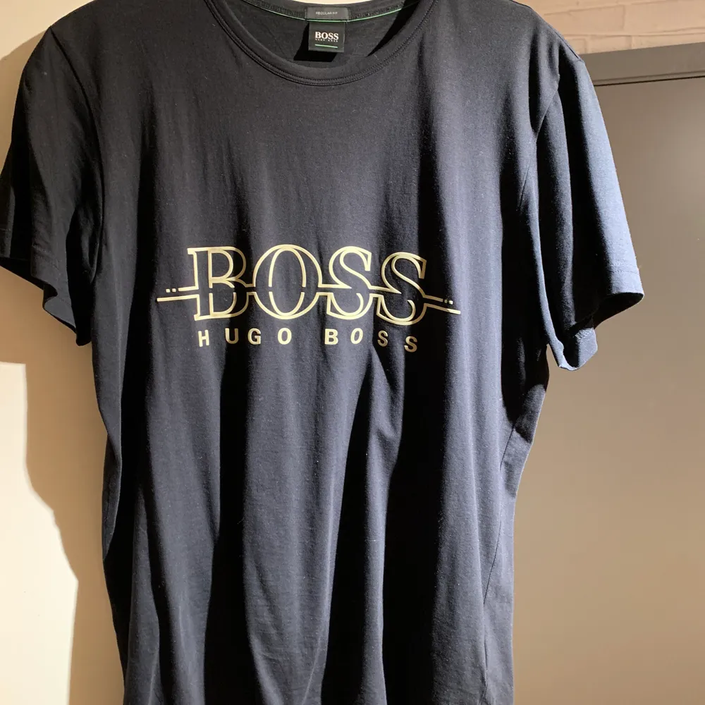 Hugo boss t-shirt i använt skick. . T-shirts.