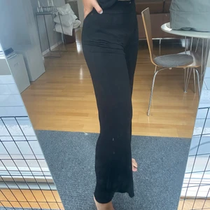 Svarta vida byxor - Trendiga svarta raka byxor. Väldigt högmidjade. Materialet är väldigt mjukt och skönt så passar perfekt som både ”mjukisbyxor” men även som finbyxor tillsammans med en lite finare topp. Pris 150kr och frakt är inkluderat i priset🌸🦋 Storlek xs men skulle att även en S skulle få på sig dem. Längden är 80cm från innelår till slut.