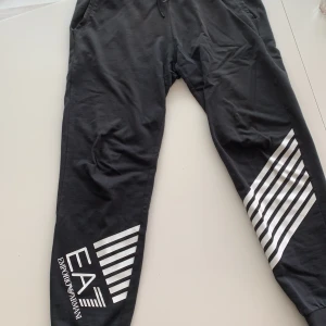 Ea7  - Säljer båda plaggen tillsammans, båda är i fint skick, både tröjan och byxorna är i storlek M och äkta.                              Du står för fraktkostnaden.                                                        Kan mötas upp i Linköping.