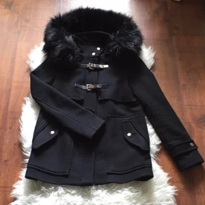 Jacka - Säljer denna svarta kappa från Zara. Jag har tagit av luvan med päls men går såklart att sätta tillbaka. Jätte snygg med hoddie under. Nypris 1200kr och i bra skick