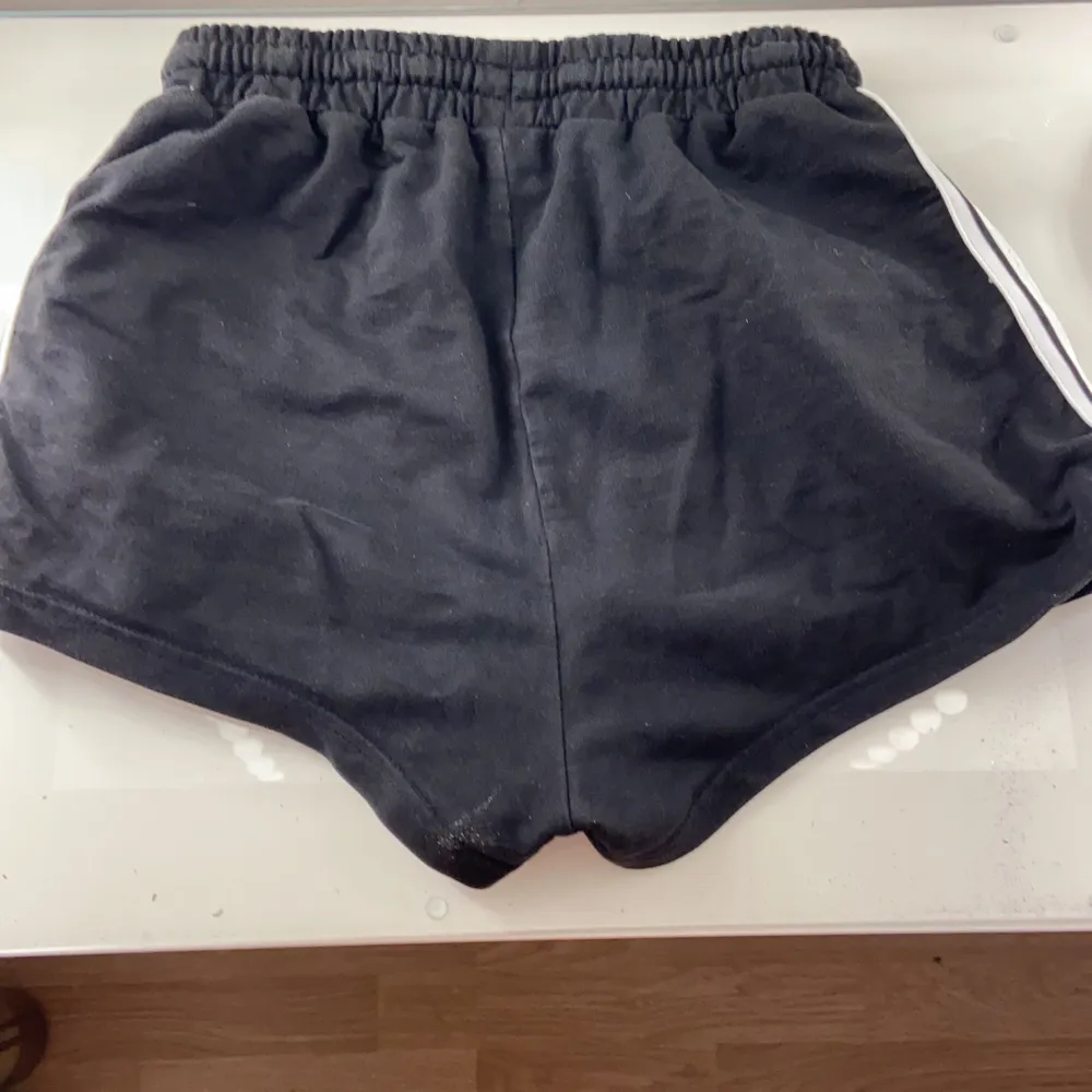 Ett par jättesköna mjukis shorts i skönt material! Lite för små för mig:( Jag tar Swish! Frakt=15kr. Shorts.