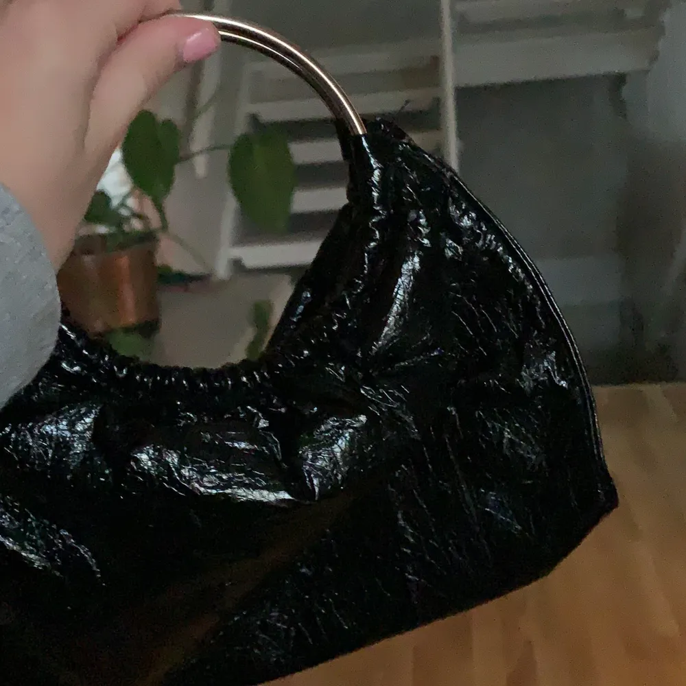 säljer min supergulliga väska i läderliknande material för att den inte längre kommer till använding! bra skick och väldigt unik design. pm för mer info💕. Väskor.