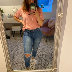 NAKD-jeans - Ett par jeans från NAKD i strl 36. Sitter superfint och formar höfterna/benen/rumpan på ett jättesnyggt sätt! Jag har vikt upp dem pga jag är kort, dvs de är längre egentligen. Sparsamt använda! 160 kr inkl frakt!