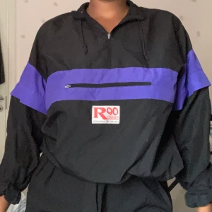 Windbreaker - En tunn windbreaker som jag köpt på second hand, den går att dra in vid slutet om man vill ha den tightare, frakt är 40kr, kan även mötas upp i Stockholm! 