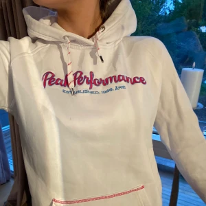 Peak Performance Hoodie - Så fin och skön hoodie ifrån peak performance! Säljer pga att den ej kommer till användning💜 Det står att det är en XL men skulle säga att det är i barnstorlek och snarare en S/M beroende på hur man vill att den sitter! 