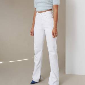 Säljer mina vita jeans från Hannas senaste kollektion med nakd. Dom har en slits på innersidan av benet längst ner o ”raw hem” BUDA!!