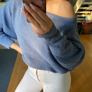 Blå stickad  - Säljer min blåa stickade off shoulder tröja från NAKD, använt sparsamt. Säljer då den inte kommer till användning längre 💕💕  i stl XXS men den sitter oversized