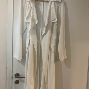 Lång kappa - Lång och tunn vit kappa som är väldigt skön