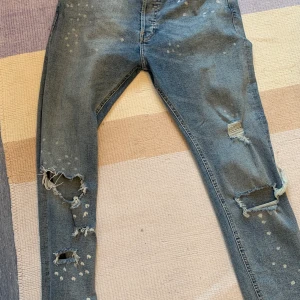 Jeans - Snygga jeans från H&M med lite prickar/färgstänk på dom och dragkedja nere vid foten riktigt snygga knappt ansvällda alls⚡️