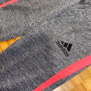 Adidas tights - Adidas träningstights, som är upp till precis under knäna. Jag är inte helt säker ifall dom är äkta adidas! Därav billigt pris. Säljer fler träningskläder på min sida! Köparen står för frakten😊