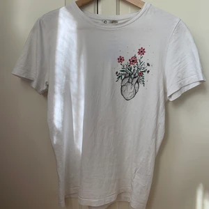 Cubus t-shirt med handmålat tryck - Storlek S, i bra skick, inga fläckar osv💕💕