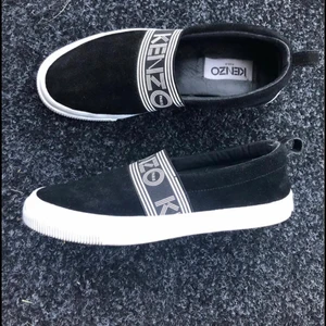 Kenzo Skor - • Kenzo skor i färgen svart och storlek 37 • Använd endast en gång och köpt för 2200kr • Pris går ej att diskutera • Kvitto finns