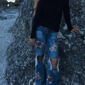 Flare jeans  - Skitsnygga lågmidjade flare jeans från oneteaspoon. 💕Sitter sjukt snyggt men tyvärr har de blivit för små för mig.           Använda endast tre gånger. Nypris: 1100kr