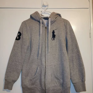 Ralph Lauren zip hoodie stl XL  - Ralph Lauren zip hoodie stl XL. VÄLDIGT LITEN i stl då jag oftast hade stl S i tröjor, så passar från XS-M. Köparen står för frakten. 