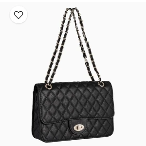 Handväska från Ur&penn - Fin svart väska som är reglerbar o som kan användas både som axelväska o handväska. Nypris 198 Säljer för 70+ frakt. Kan mötas upp i stockholm🌸