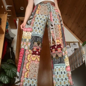 Utsvängda mönstrade byxor - Mjuka mönstrade byxor, köpta på en marknad! Säljer pga har ett par liknande, men dessa är verkligen superfina 🥺🌺 Jag är 166 cm lång och de når typ till fotknölen på mig. Står ingen storlek men jag har vanligtvis S. De har även knytning i midjan så det går att justera lite själv! Köpare betalar frakt på 44kr 🦋