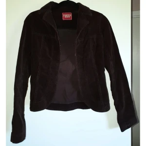 Guess manchester kavaj / jacka / blazer - Jättefin manchester kavaj från Guess i storlek XS. Mörkbrun färg. Bra skick. Frakten ingår i priset. 