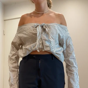 Offshulder tröja  - Randig offshulder tröja från H&M, väldigt luftig! Inte använd så mycket, köpare står för frakten💕