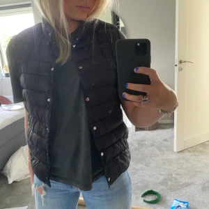 Mango väst - Säljer denna super fina väst från mango i storlek S. Knappt använd, köparen står för frakt på 63 kr. 🥰🥰 om fler är intresserad startas budgivning.