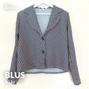 Blus - Snygg blus från Boohoo som är helt oanvänd! Storlek 34.  Frakt på 44kr tillkommer 📦