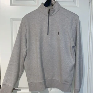 Ralph Lauren Half Zip Tröja - Grå tröja i superbra skick, köpt för 1200kr, säljer för 250! Storlek S/M