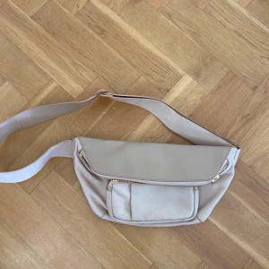 H&M väska  - Beige väska från H&M. Använd 1 gång, som ny. 