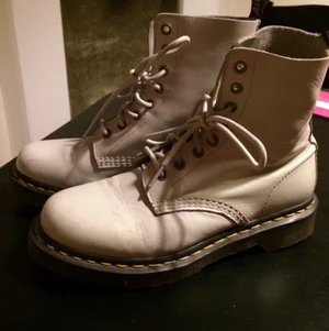  - Ljusgrå/beiga Dr. Martens, endast använda ett fåtal gånger då de är på gränsen för små för mig. Nypris är runt 1500. Kan tänka mig gå ner i pris vid snabb och smidig affär