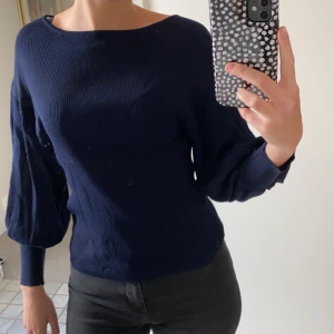 Tröja Mango - Tunn mörkblå tröja med puffärmar! Aldrig använd. Pris kan diskuteras och frakt tillkommer 💕