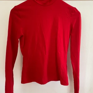 &other stories halvpolo - Röd polo från &other stories i bomull med stretch. Använd regelbundet men fint skick, inga anmärkningar som fläckar.