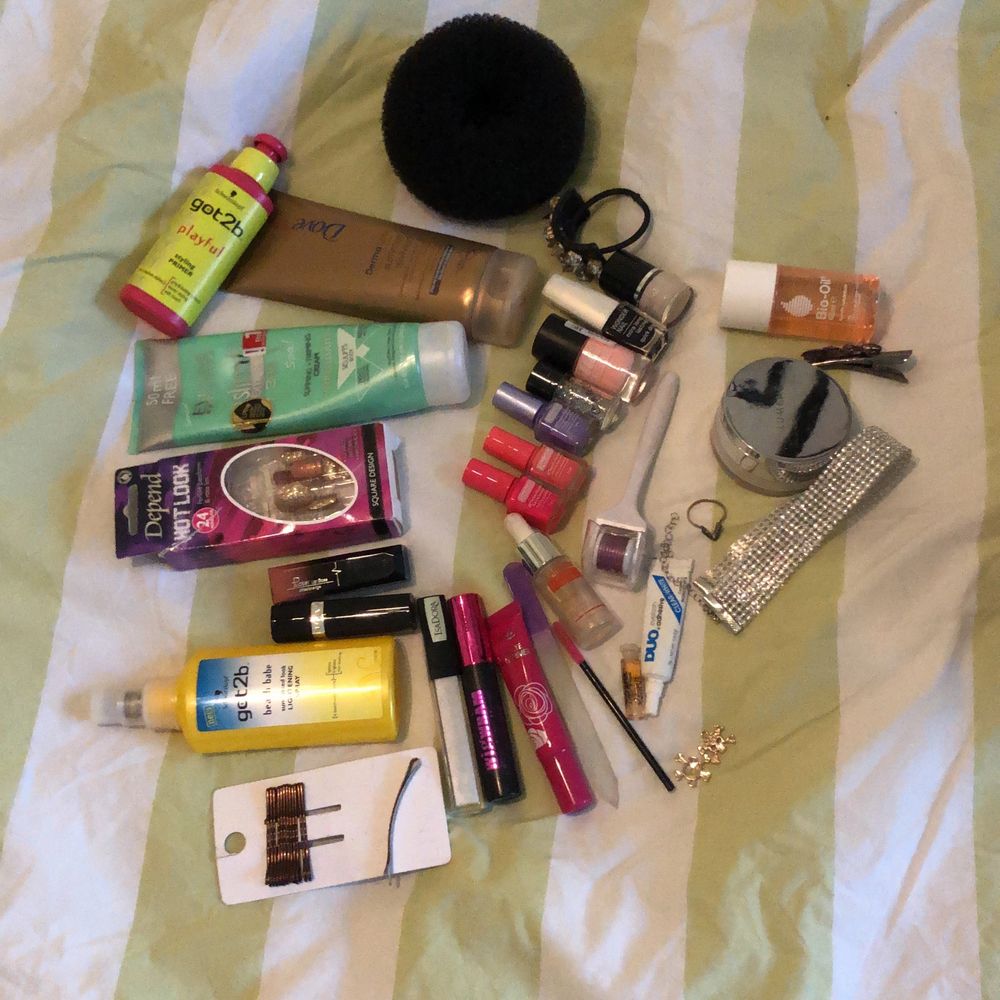 Rensat då jag har för mycket prylar! Allt på bilden ingår i priset! Fyller på mer efter hand! Bla hårnålar, ögonfranslim, cellulitkräm, mascara, hårprimer, läppstift, dermaroller, serum, bus, lösnaglar etc. Olika skick! Mycket bara testat! Frakt 42kr. 💕. Accessoarer.