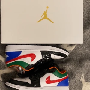 AIR JORDAN 1 SE - Intressekoll på mina helt nya air Jordans! Helt slutsålda i butik och går endast att köpa via privatpersoner!! Ni får buda i kommentarerna! :)