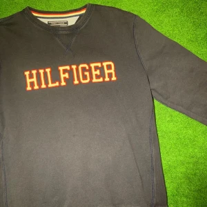 Vintage Hilfiger  -  Vet ej exakta årtal, men den är i vintage Condition. (Vintage fit har inte med det att göra 😊) den är storlek L men sitter som en Small. 