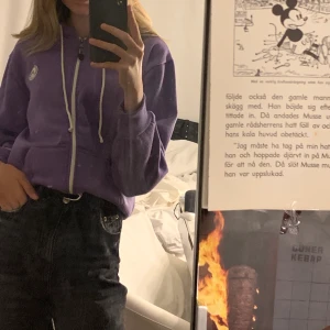 Lila Munkjacka:) - Lila munkjacka i storlek 150 men motsvarar XS ⚡️ Har nån liten fläck nånstans- därav priset🌟 Kunden står för frakten 