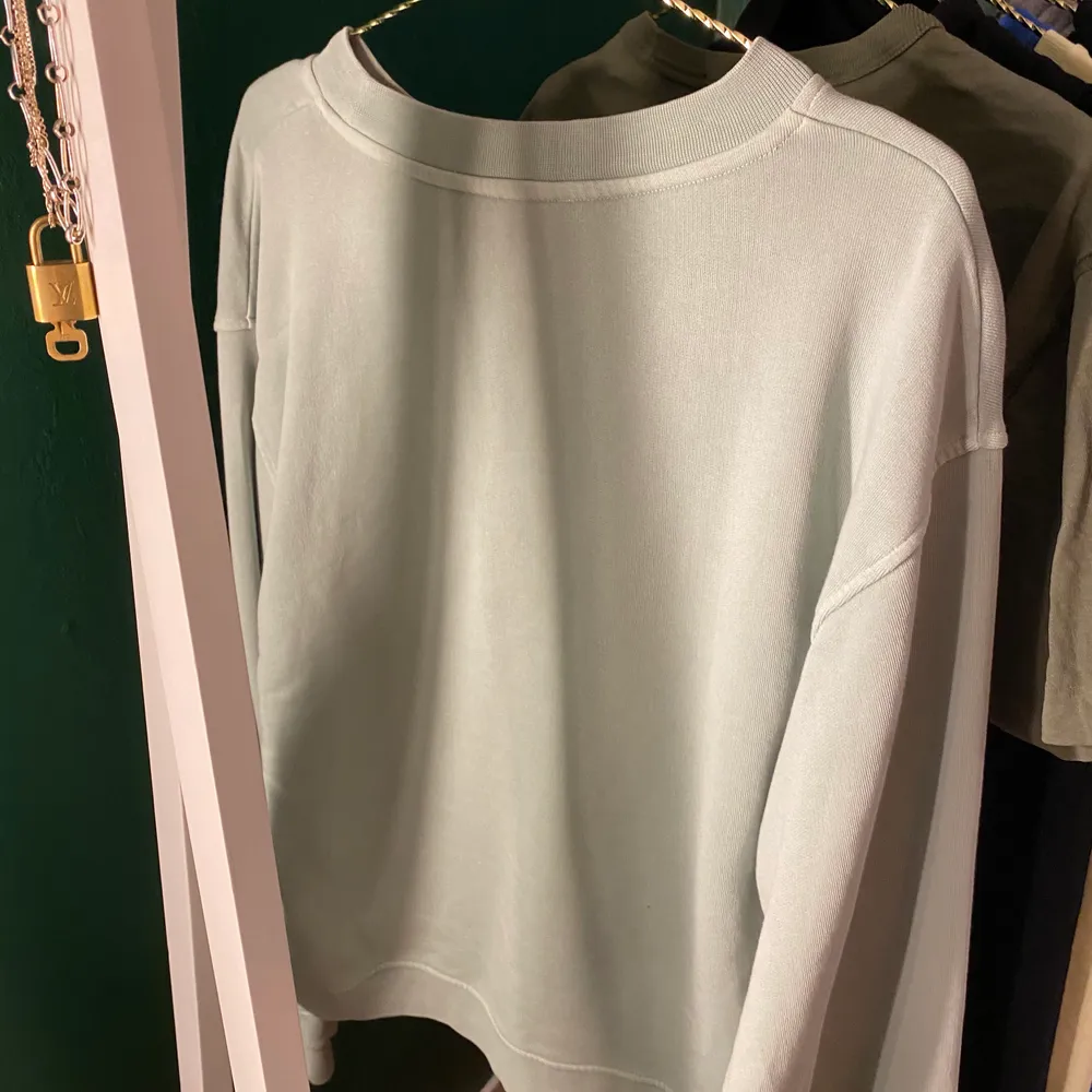 Helt ny tröja från Wera (Åhléns) i en jättefin pastellgrön färg. Den sitter snyggt oversized. Nypris var 500kr. Hoodies.