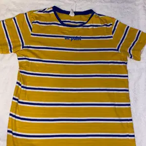 Snygg gul tshirt med blå ränder i stl 146/152. Fint skick!