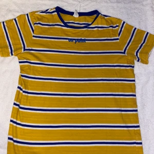 Tshirt från Lindex stl 146/152 - Snygg gul tshirt med blå ränder i stl 146/152. Fint skick!