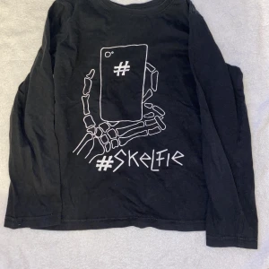 Långärmad tshirt Primark stl 140 - Fin längärmad tshirt från Primark i stl 140. Använt men fint skick!