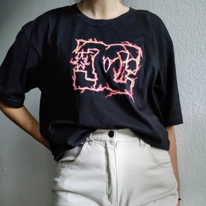  DC Tröja med Flames - DC Tröja med Flames I storlek XL. Säljs då jag rensar garderoben och den inte används längre.  150 + frakt eller högsta bud